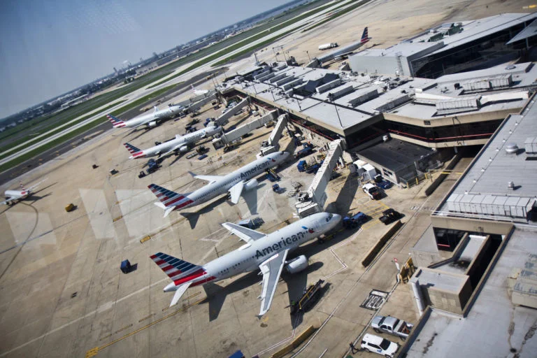 An areal view of airplanes at an airport gate.